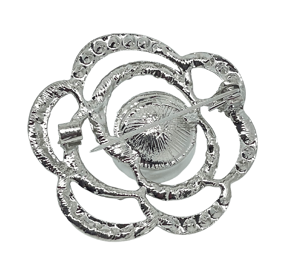 Prendedor de metal con perla y brillantito