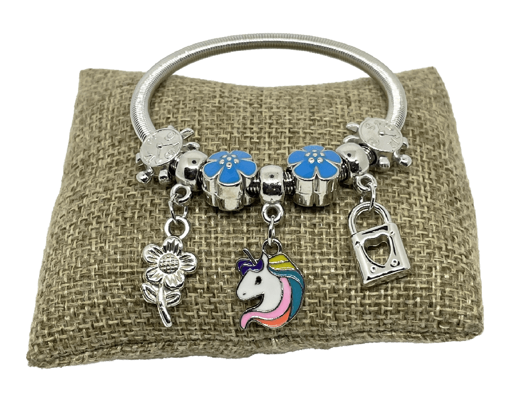 Pulsera de metal con dije de unicornio y flor