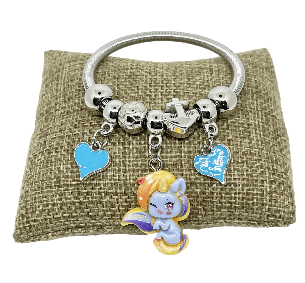 Pulsera de metal con dije de pony y corazones