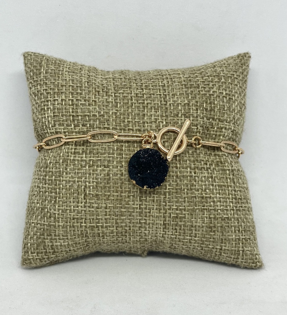 Pulsera dorada con piedra negra