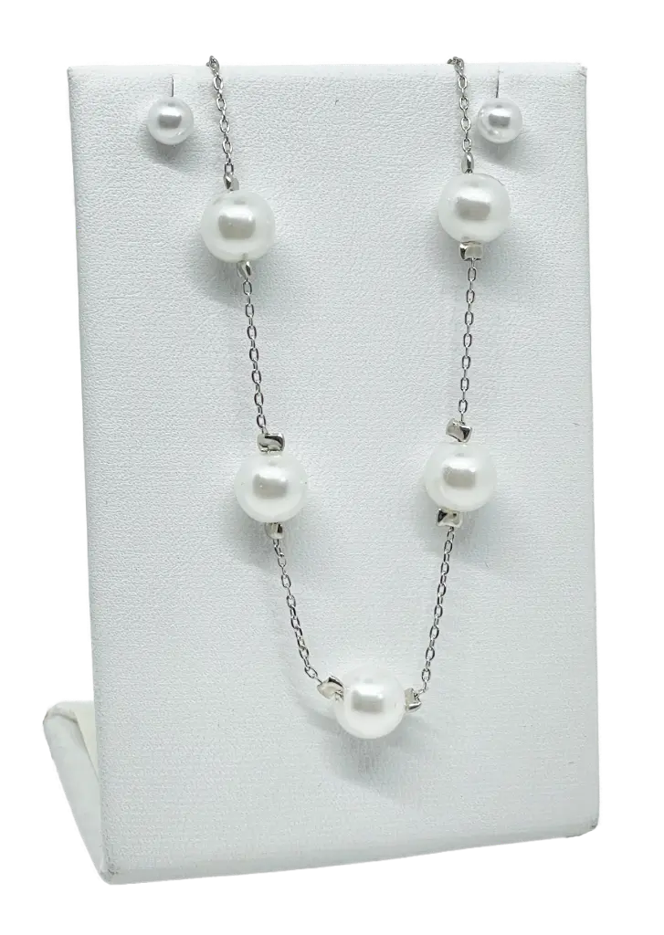 Set de collar y aretes con perlas