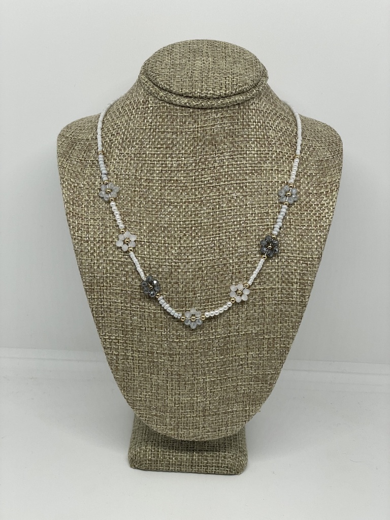 Collar de gargantilla con flores