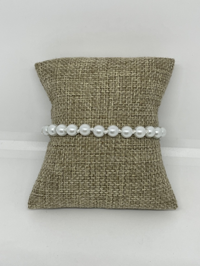 Pulsera de perlas blancas