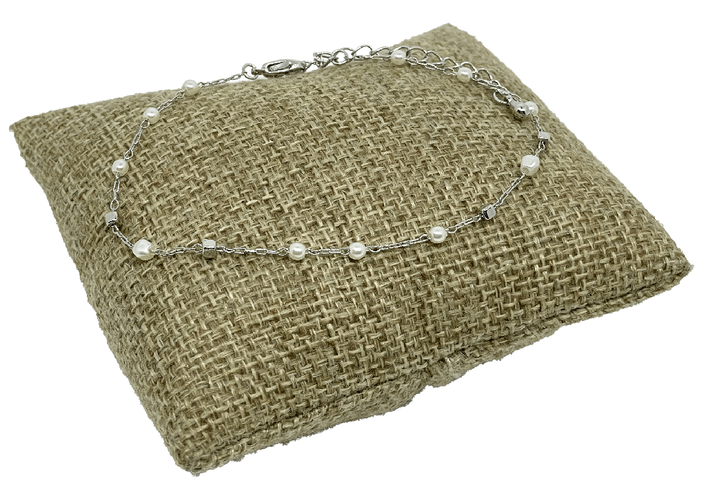 Pulsera con perlas blancas y cuadros