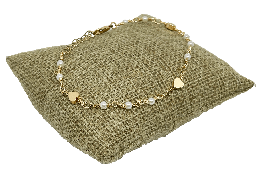 Pulsera dorado con blanco y corazones