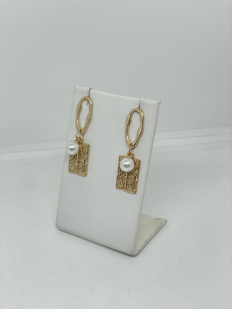 Aretes dorados con perla