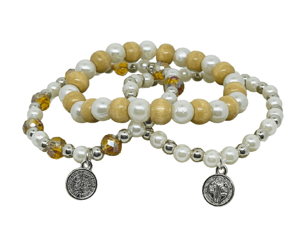 Set de pulseras con perlas y dije de san Benito