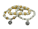 Set de pulseras con perlas y dije de san Benito