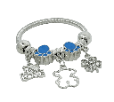 Pulsera de metal con dijes de osito y trébol