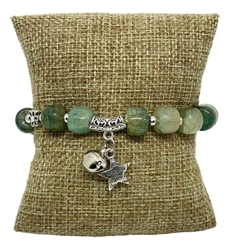 Pulsera de piedra con dijes