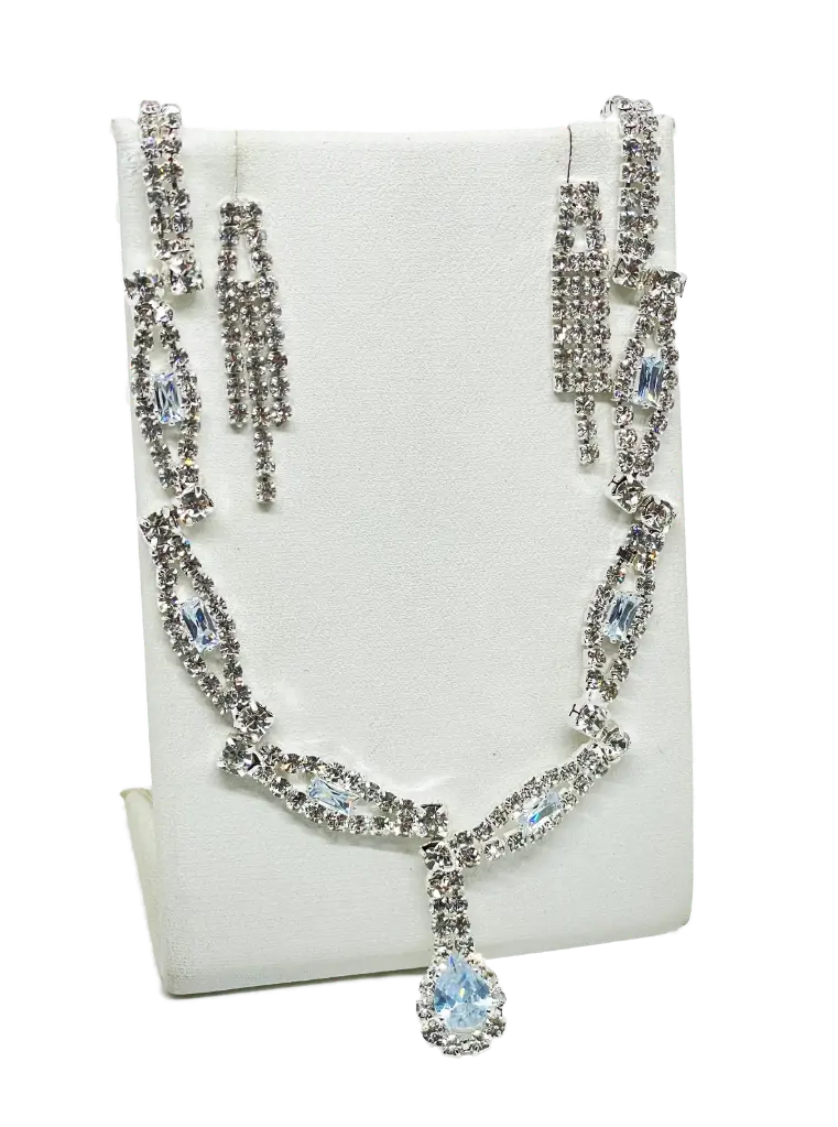 Set de collar y aretes plateado con brillantitos