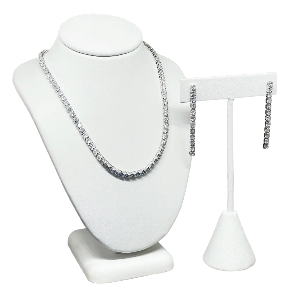 Set de collar y aretes plateados con brillantitos