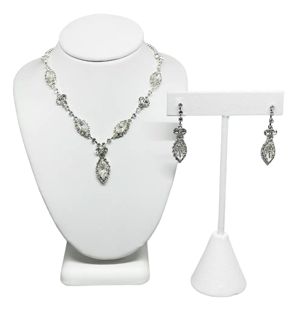 Set de collar y aretes plateados con brillantitos