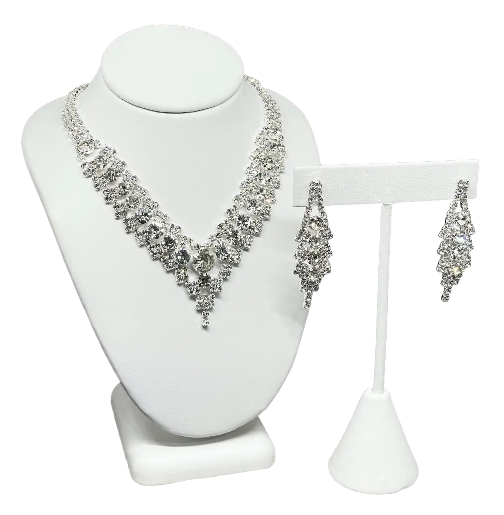 Set de collar y aretes plateados con brillantitos