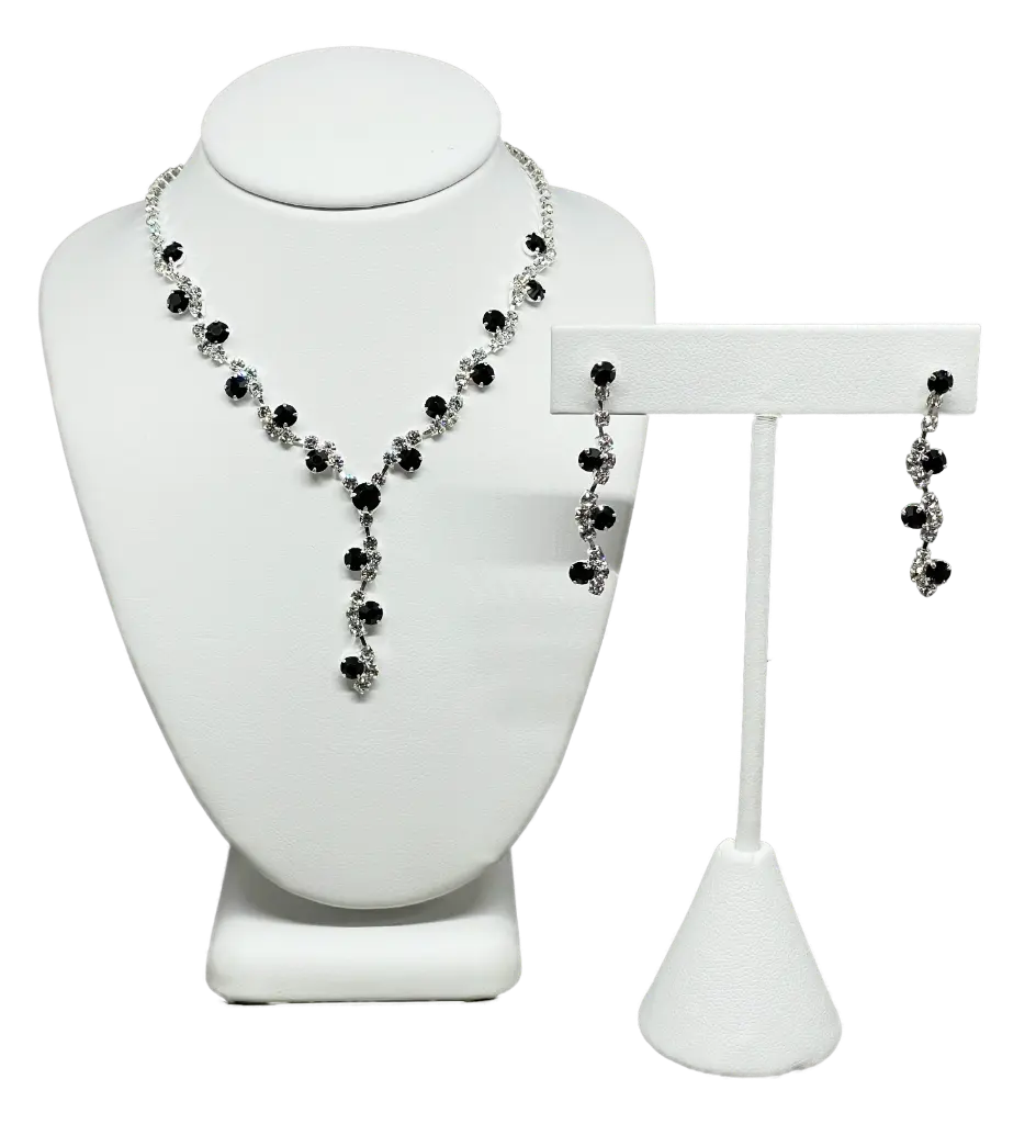 Set de collar y aretes plateados con brillantitos 