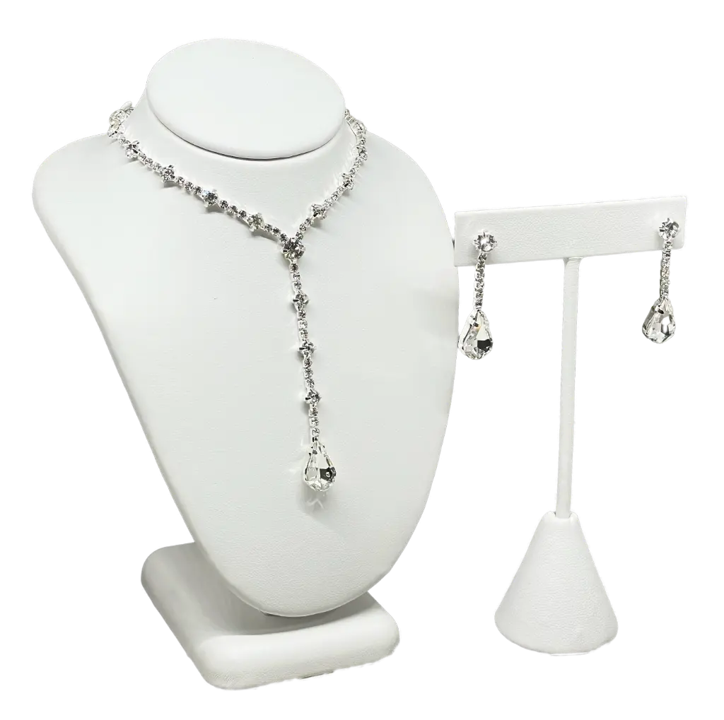 Set de collar y aretes plateados con brillantito