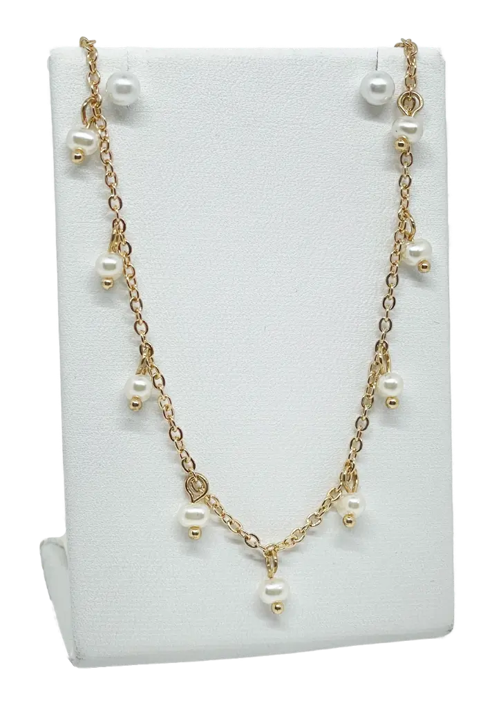 Set de collar y aretes dorados con perlas