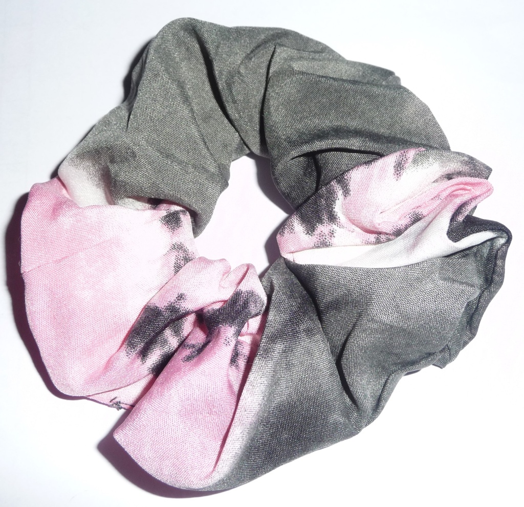 Cola de tela gris con rosado - Scrunchie
