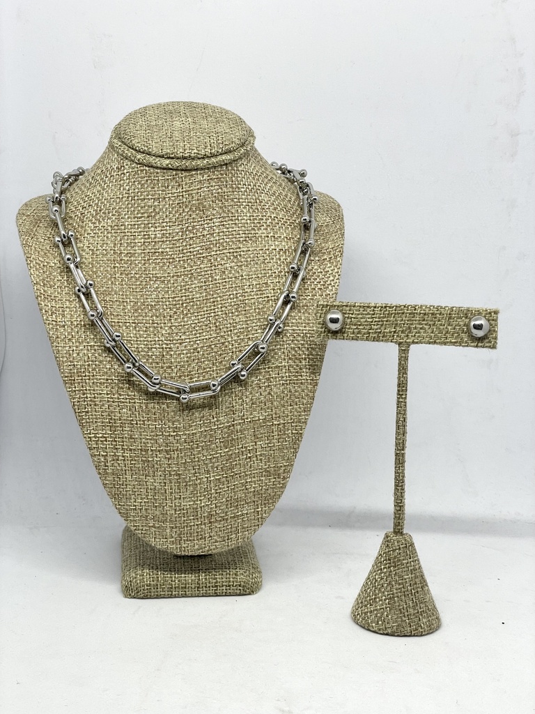 Juego de collar y aretes en metal plateado
