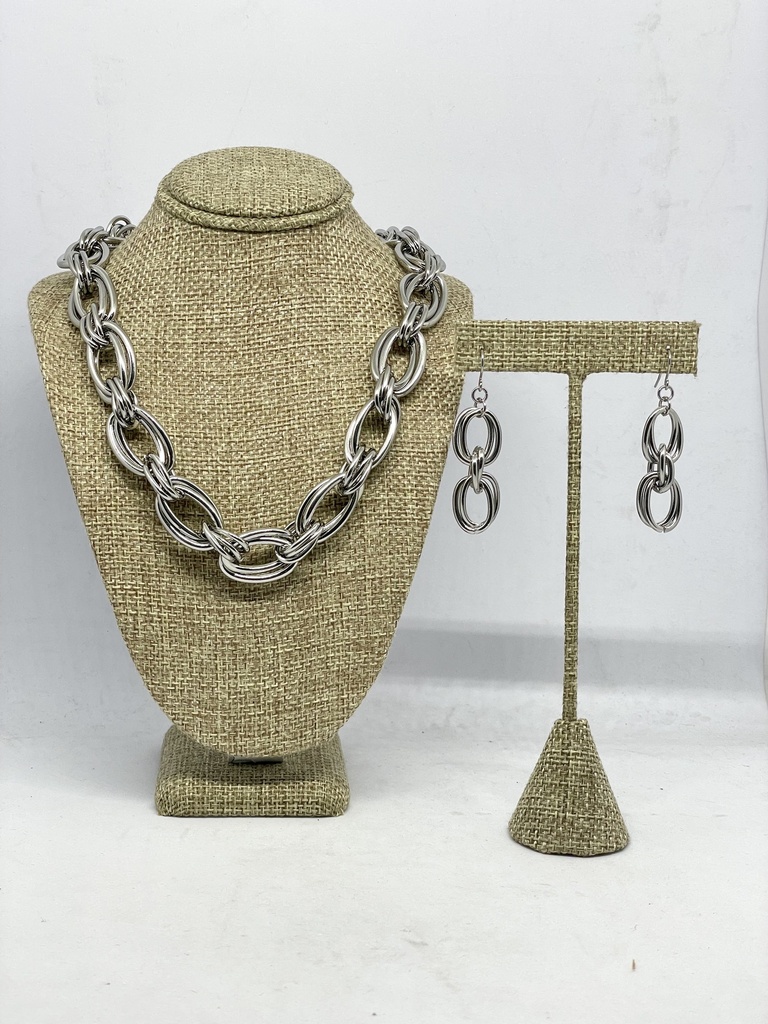 Juego de collar y aretes en metal plateado