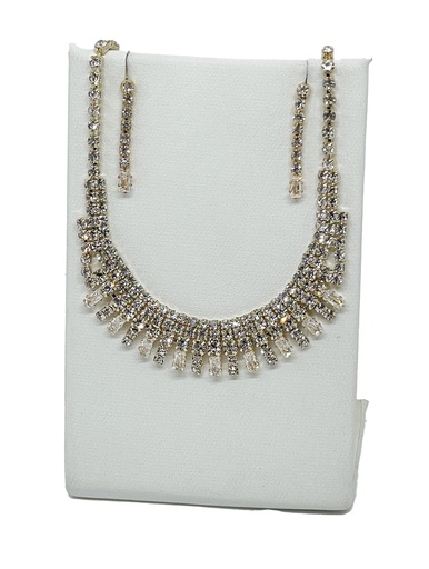 Set de collar y aretes con brillantitos