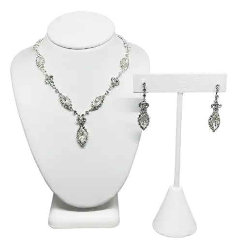 [68812] Set de collar y aretes plateados con brillantitos