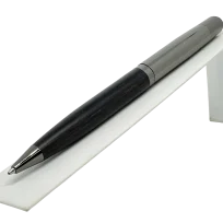 Lapicero de metal gris con detalle madera