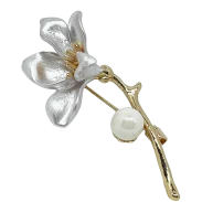 Prendedor dorado de flor