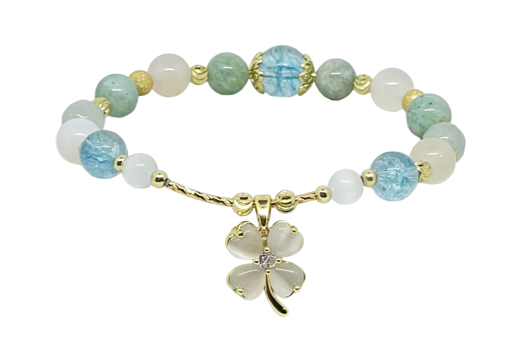 Pulsera celeste de perla con dije de trebol