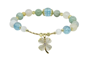 Pulsera celeste de perla con dije de trebol