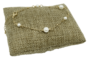 Pulsera con perlas blancas