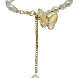 Pulsera dorada ajustable con perlas blancas y dije de mariposa