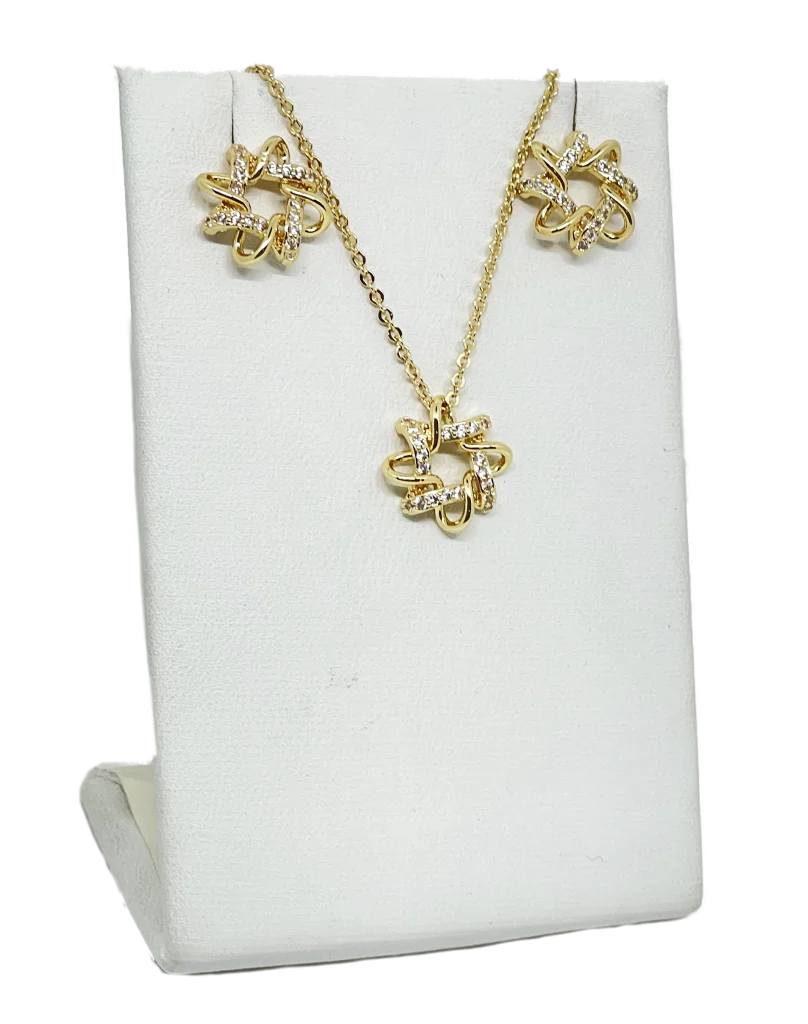 Set de collar y arete dorado con brillantitos Set de collar y arete dorado con brillantitos