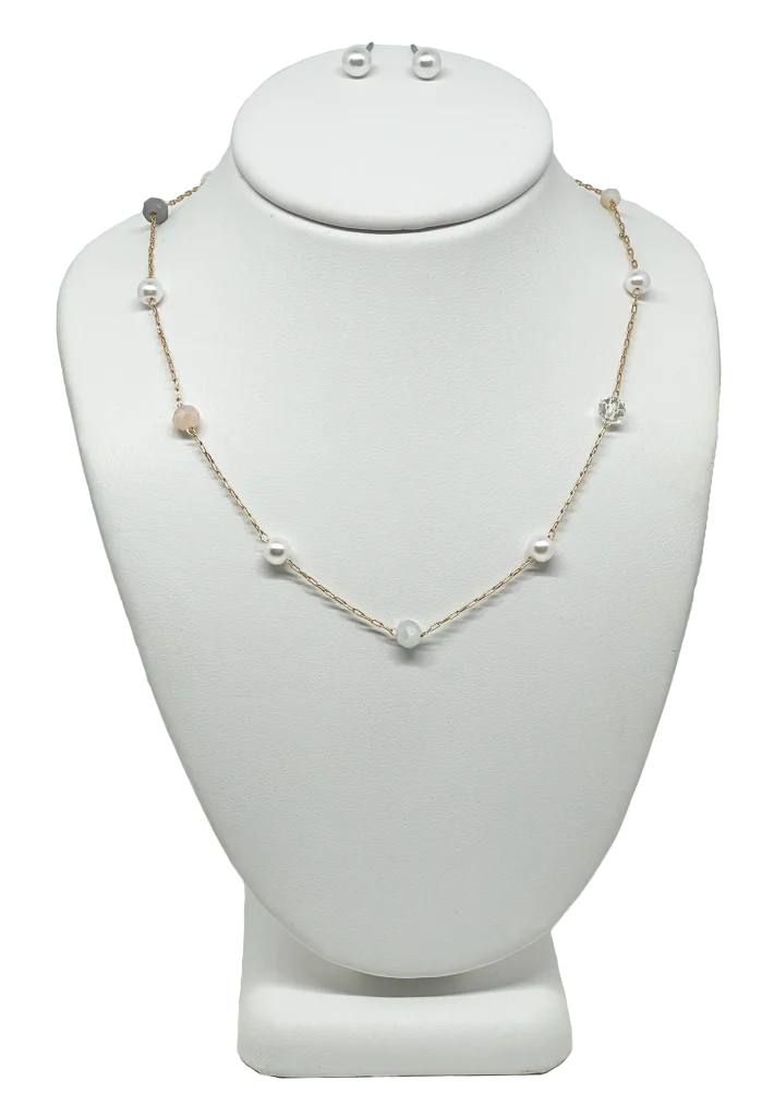 Set de collar y aretes dorados y perlas blancas-gallery-0
