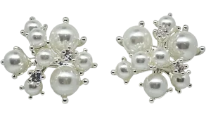 Aretes plateados con perlas