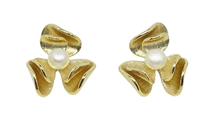 Aretes dorados de flor con perla