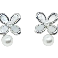 Aretes plateados de flor con perla - Chapa S925