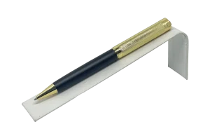 Lapicero de metal negro con dorado