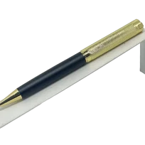 Lapicero de metal negro con dorado