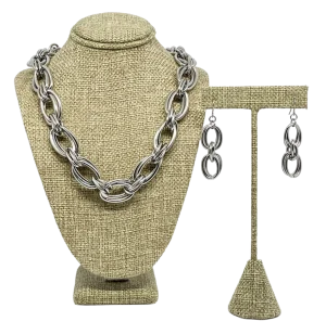 Juego de collar y aretes en metal plateado