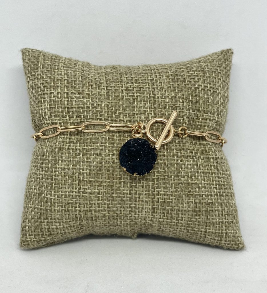 Pulsera dorada con piedra negra