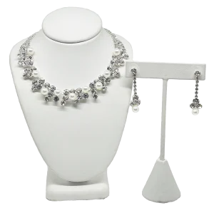 Set de collar y aretes de brillantitos plateados con perlas