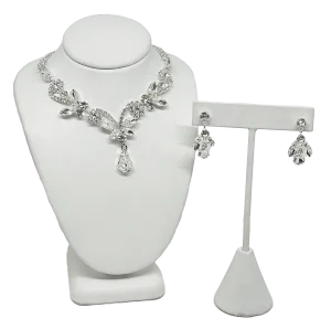 Set de collar y aretes plateados de brillantitos