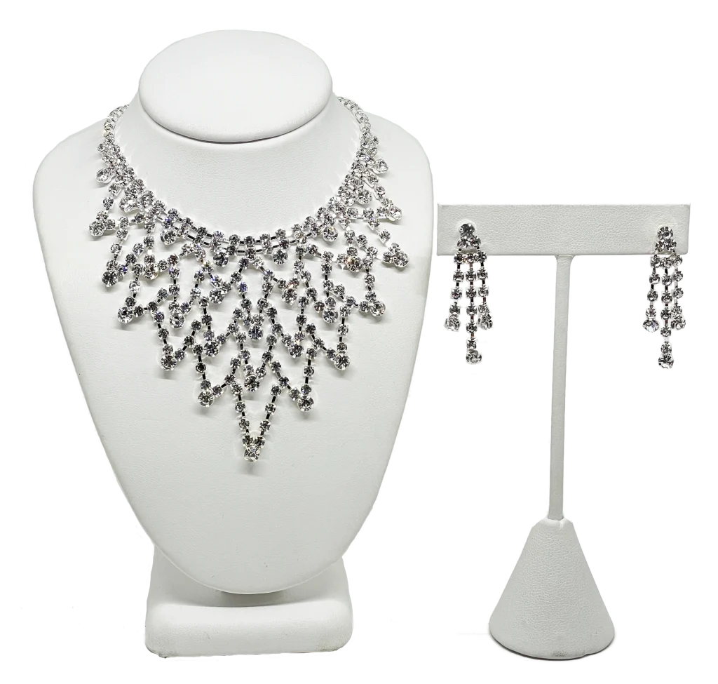 Set de collar y aretes plateados de brillantitos Set de collar y aretes plateados de brillantitos