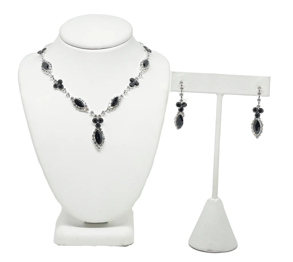 Set de collar y aretes plateados de brillantitos con piedras negras