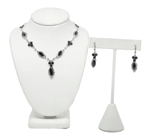Set de collar y aretes plateados de brillantitos con piedras negras