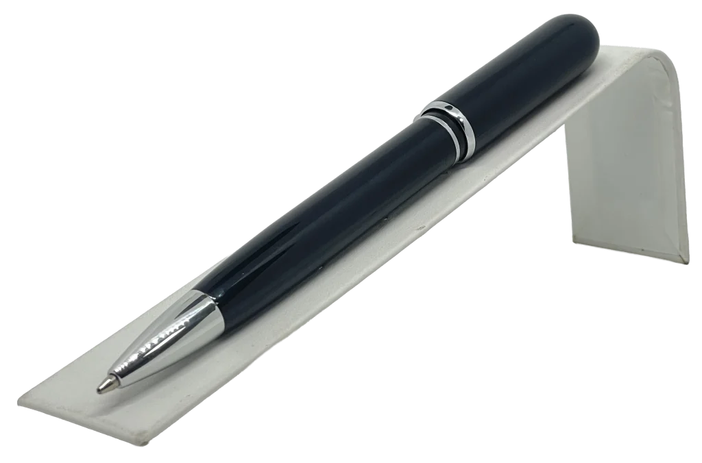 Lapicero de metal negro con plateado