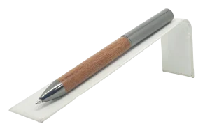 Lapicero de metal y madera