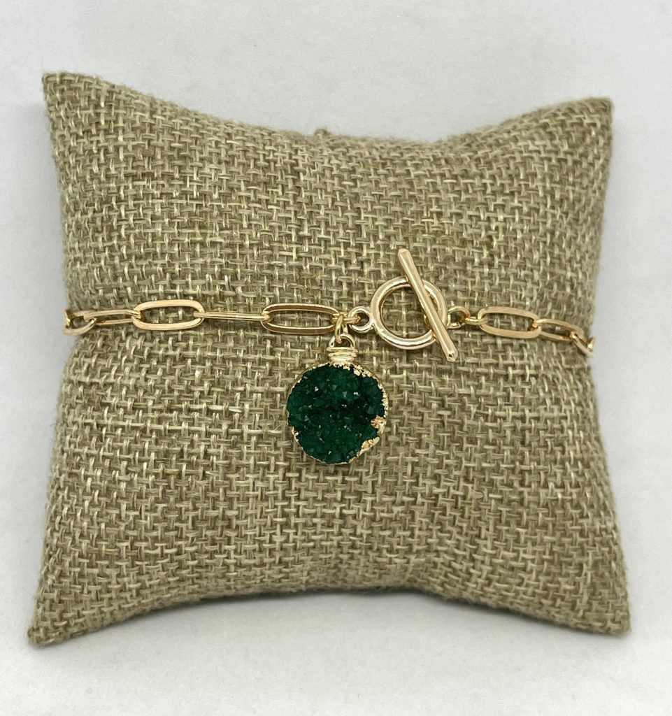 Pulsera dorada con piedra verde