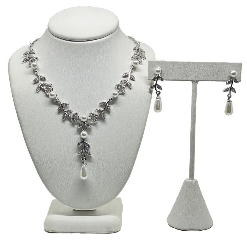 Set collar y aretes plateados con brillantitos y perlas Set collar y aretes plateados con brillantitos y perlas